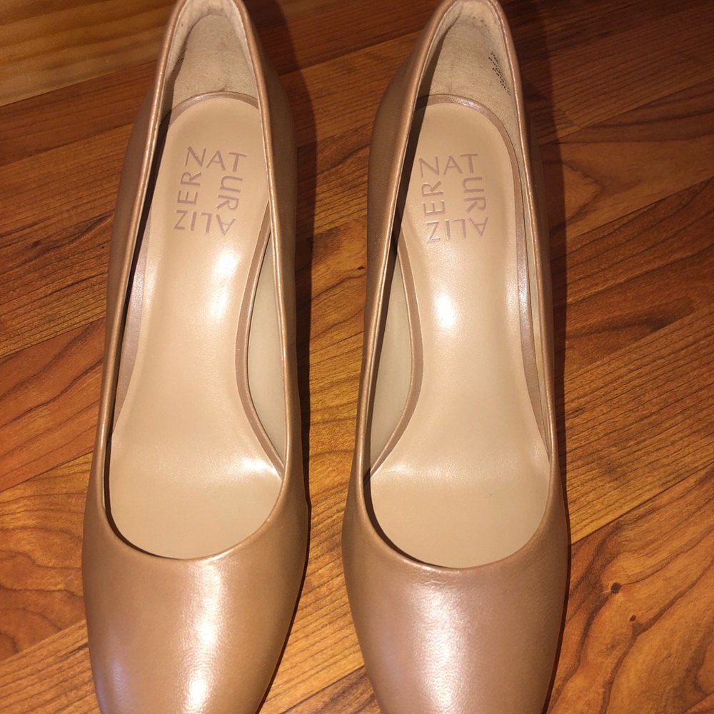 Naturalizer Gloria Pumps